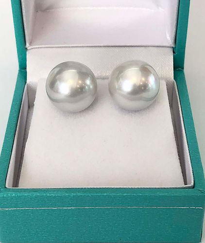FINE PAIR 12.5MM WHITE SOUTH SEA