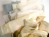 Fine table and bed linens  som