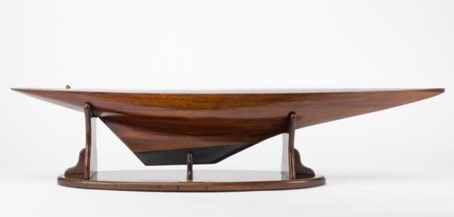 FINE VINTAGE MAHOGANY RACING YACHTA