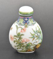 FINE WHITE GLASS ENAMELED SNUF