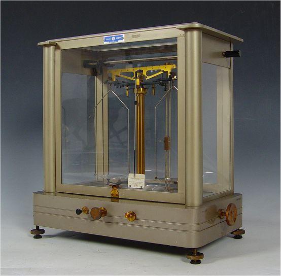 FISHER SCIENTIFIC SCALE IN GLASS