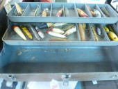 FISHING TACKLE BOX WITH 20 VIN