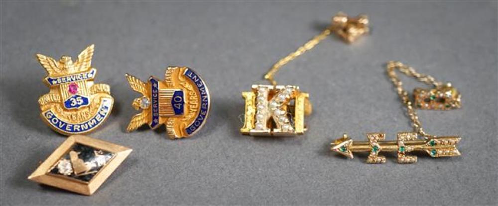 FIVE 10-KARAT GOLD PINS, 6.4