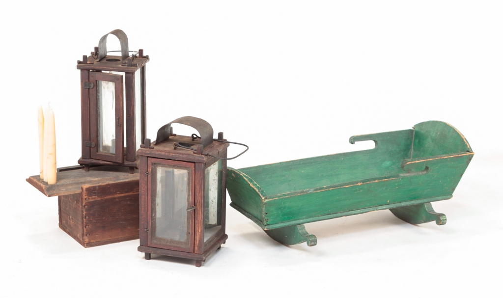 FIVE AMERICAN WOODENWARE PIECES.