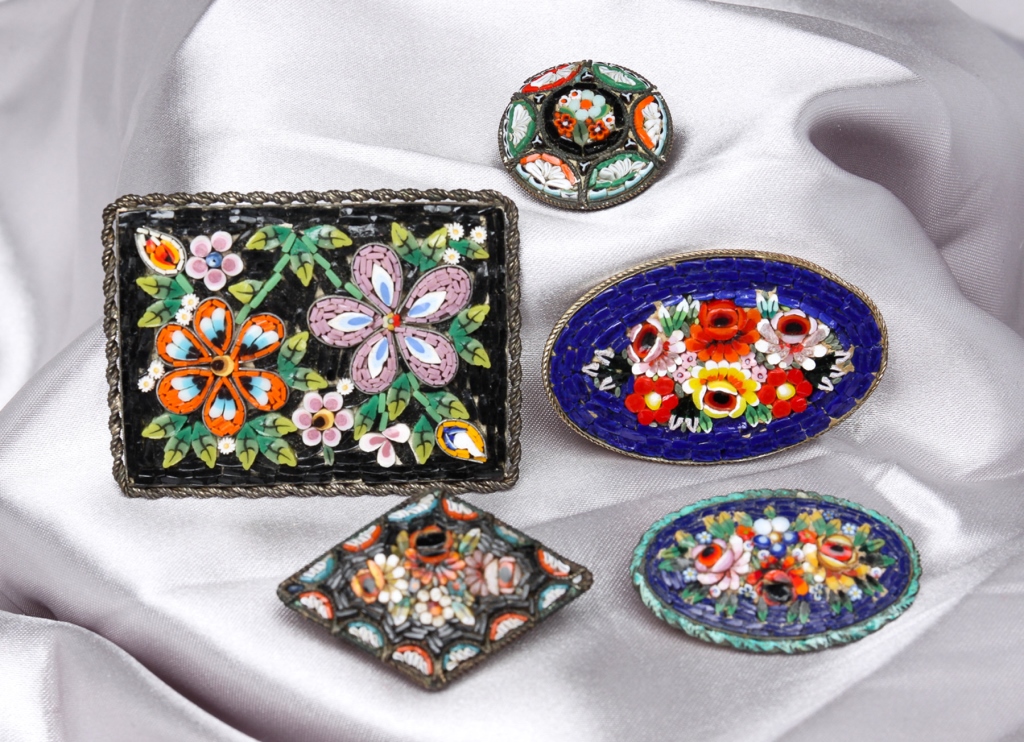 FIVE ANTIQUE MICRO MOSAIC BROOCHES.