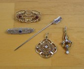 FIVE ARTICLES OF GOLD JEWELRYF