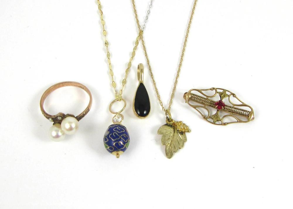 FIVE ARTICLES OF YELLOW GOLD