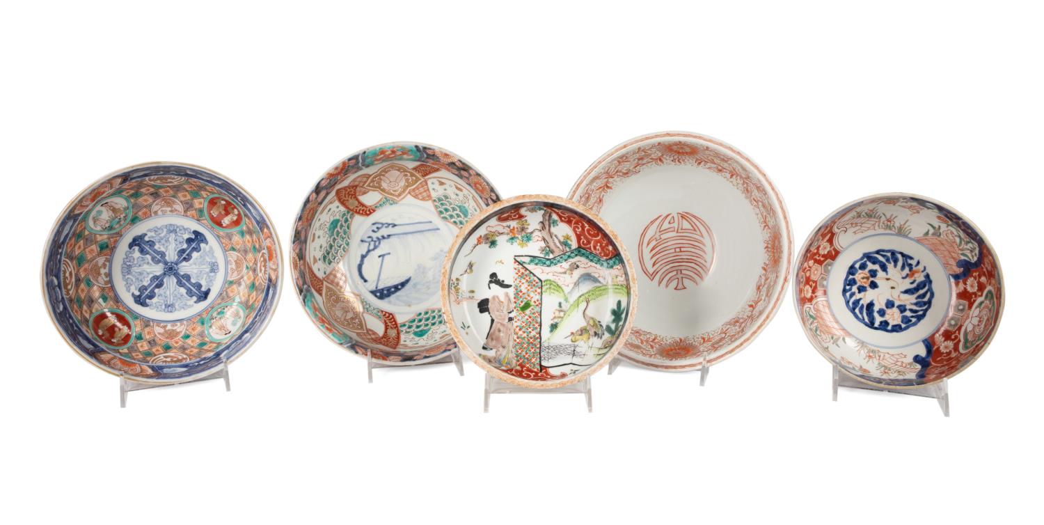 FIVE ASIAN IMARI PORCELAIN BOWLS