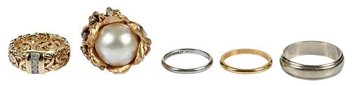 FIVE ASSORTED RINGSflower design,