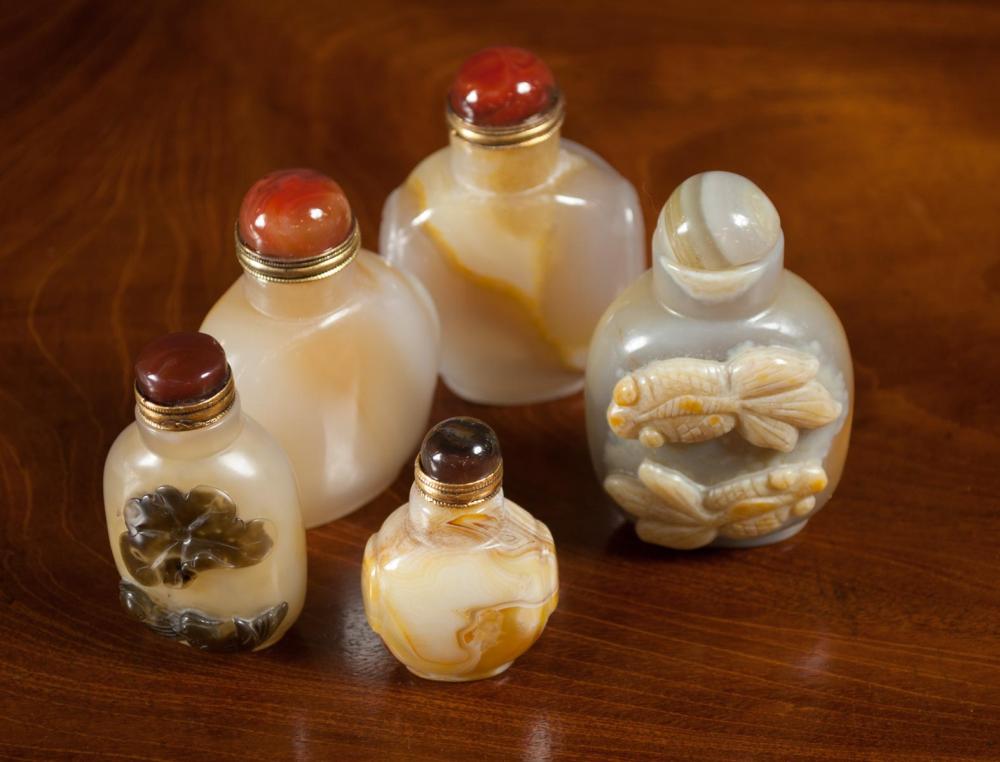 FIVE CHINESE AGATE SNUFF BOTTLES,