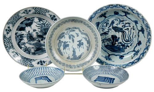 FIVE CHINESE BLUE AND WHITE POTTERY
