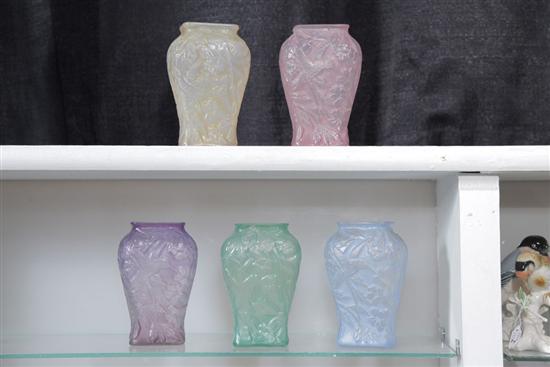 FIVE HUMMINGBIRD ART GLASS VASES.