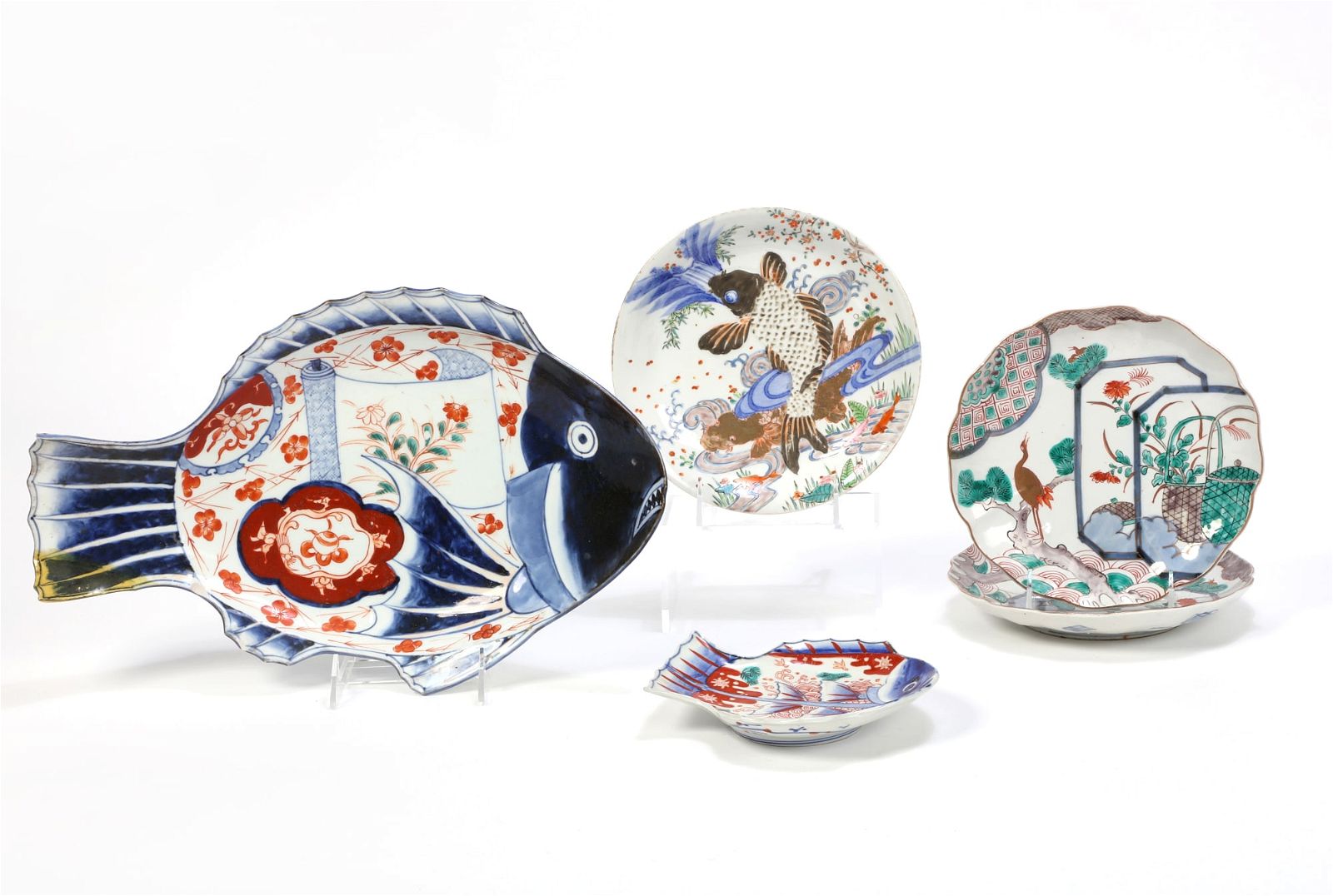 FIVE IMARI TYPE PORCELAIN