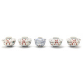 FIVE JAPANESE PORCELAIN IMARI