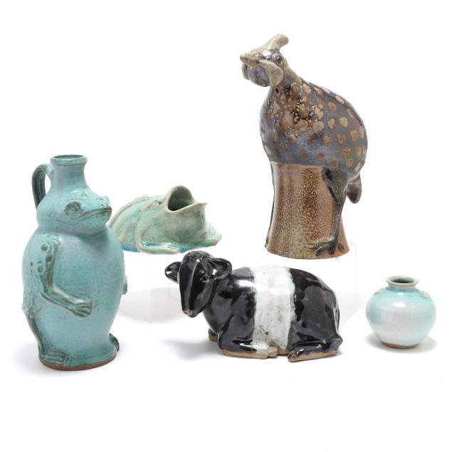 FIVE JUGTOWN ITEMS (NC) A glazed