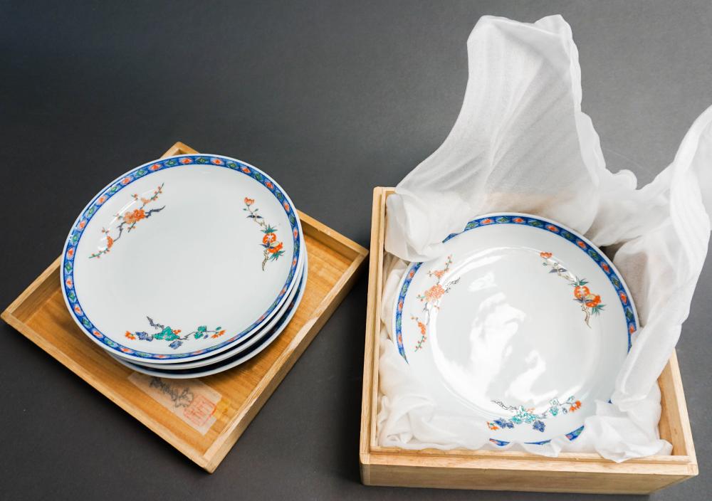 FIVE KAKIEMON PORCELAIN PLATES WITH
