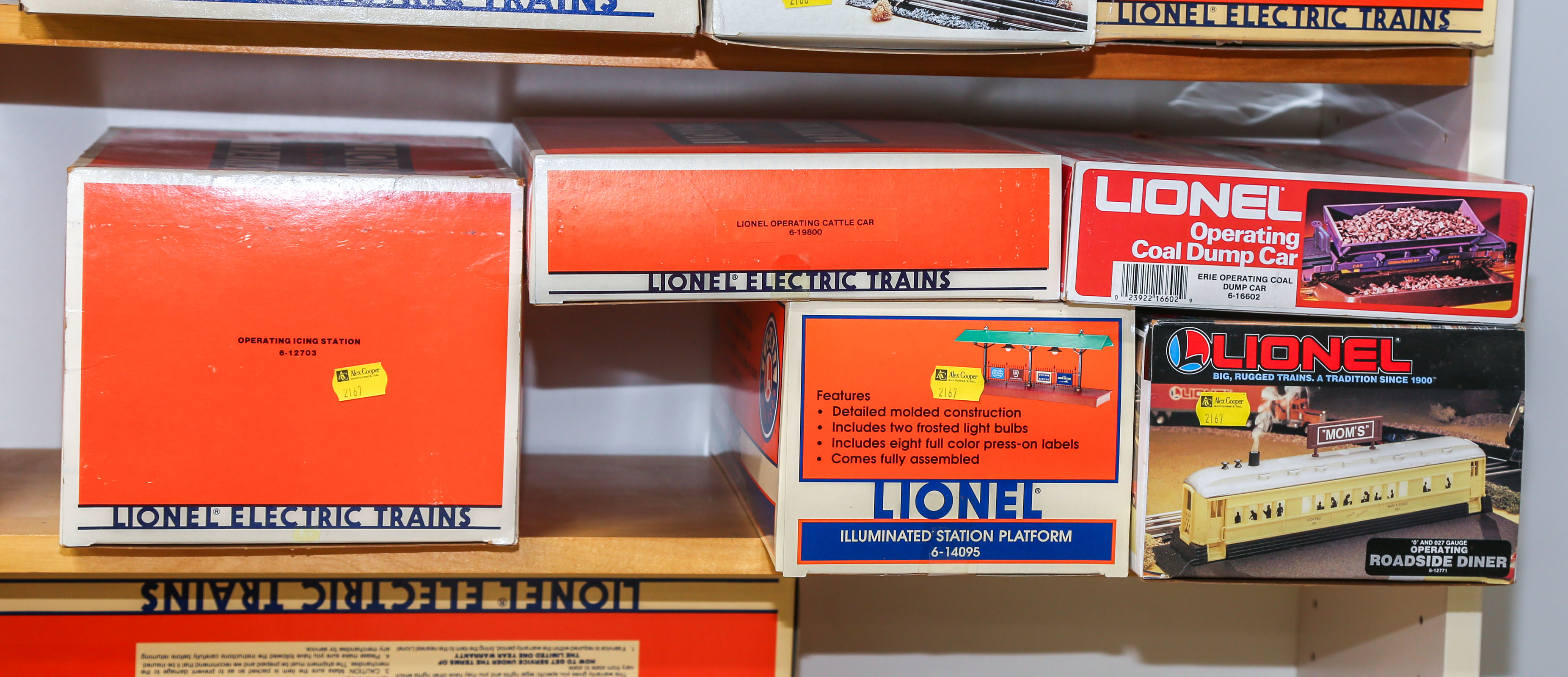 FIVE LIONEL "O" GAUGE RAIL CARS &