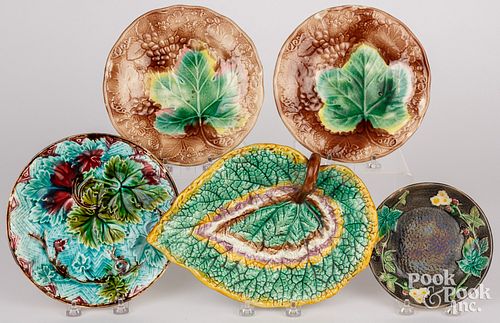 FIVE MAJOLICA PLATESFive majolica