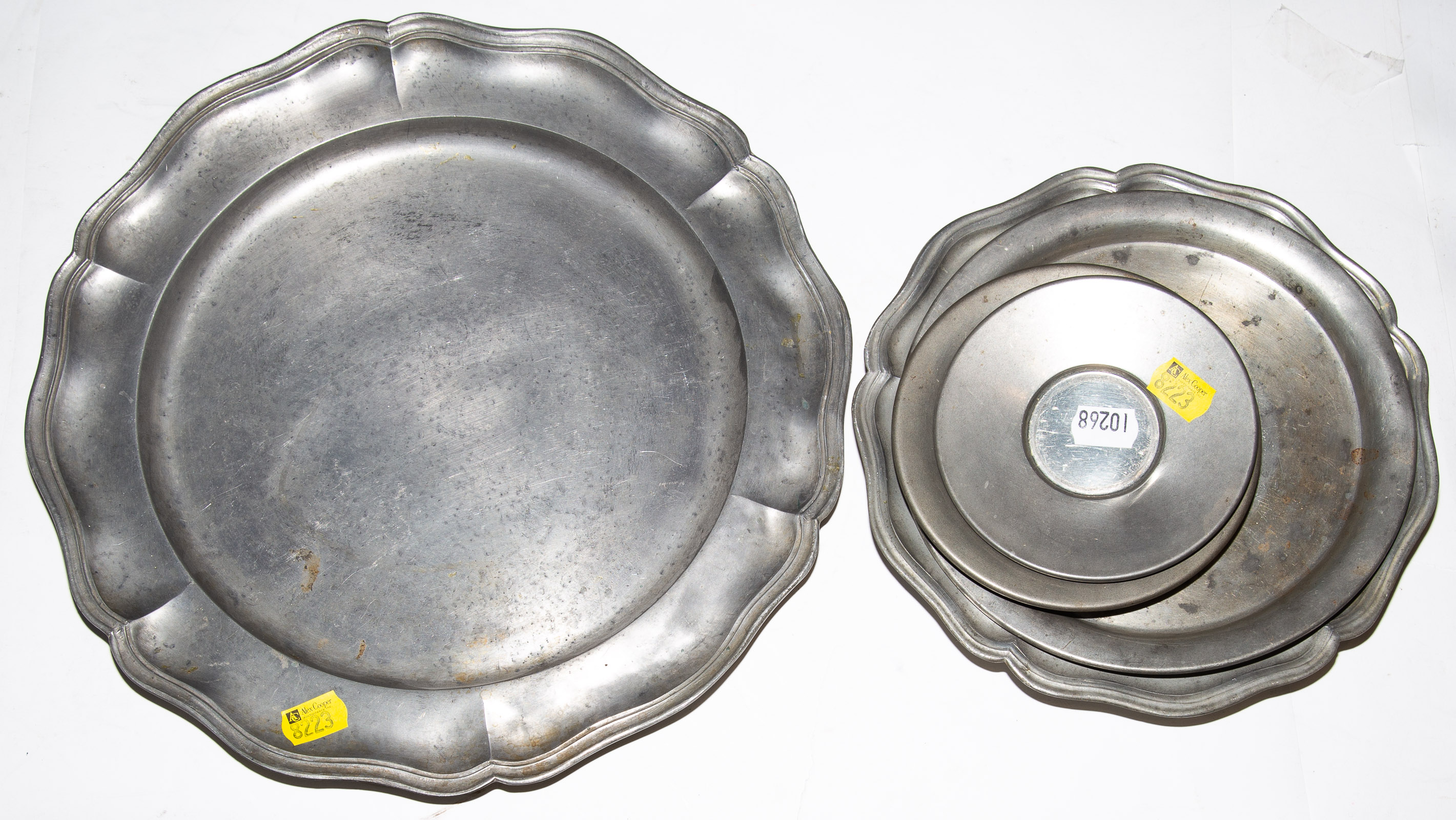 FIVE PEWTER PLATES & A CHARGER .