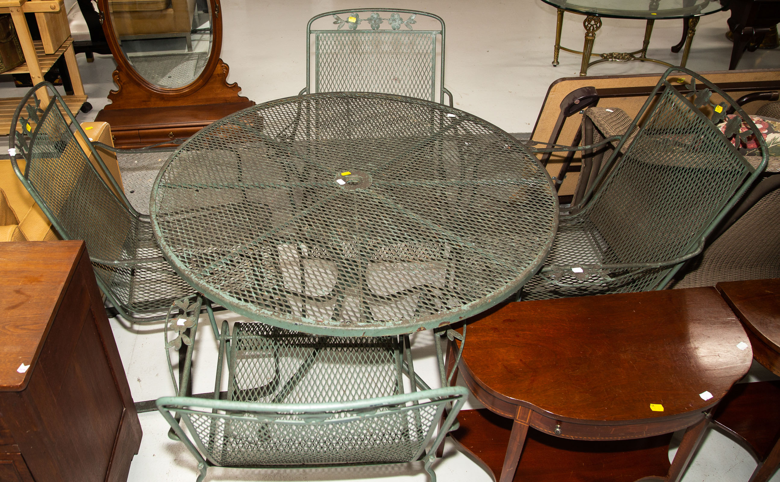 FIVE-PIECE METAL PATIO SET Includes
