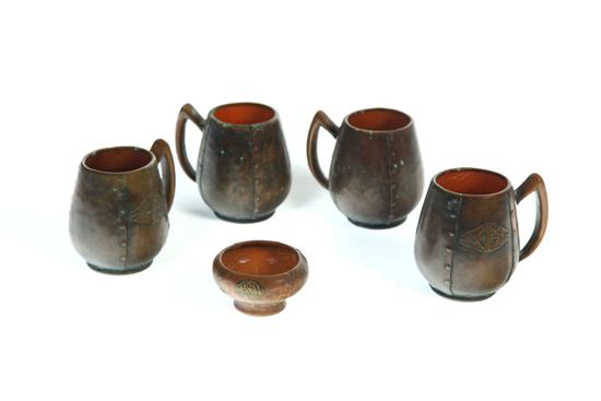 FIVE PIECES OF CLEWELL POTTERY. 