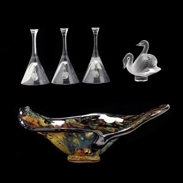 FIVE PIECES OF CRYSTAL AND GLASS,