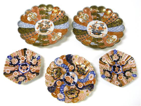 Five pieces of Imari: pair of small