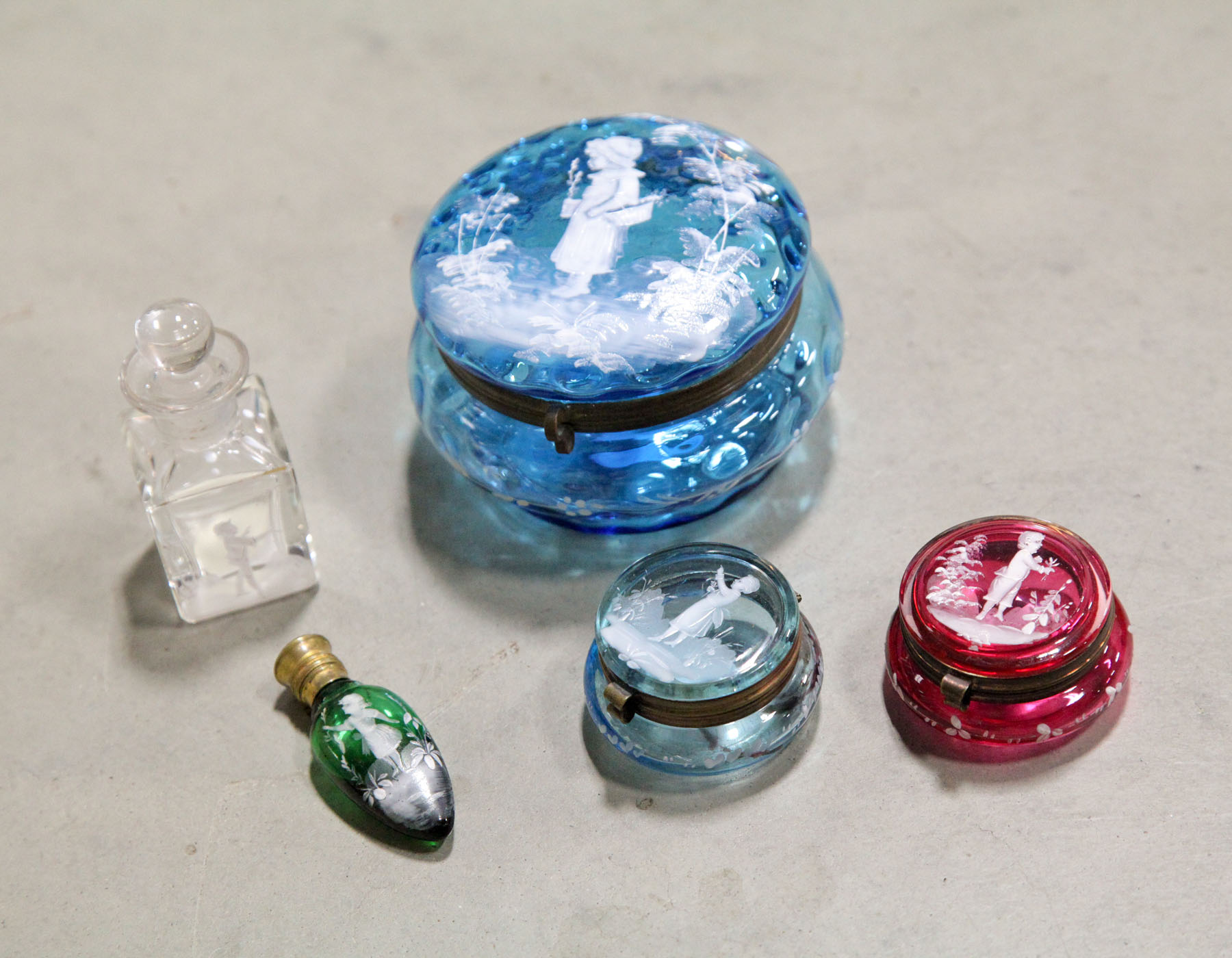 FIVE PIECES OF MARY GREGORY GLASS.