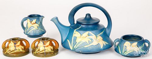 FIVE ROSEVILLE ZEPHYR LILY PIECES