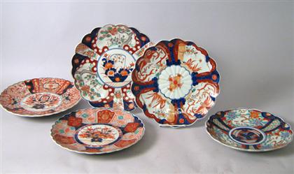 Five scalloped-edge chargers    All