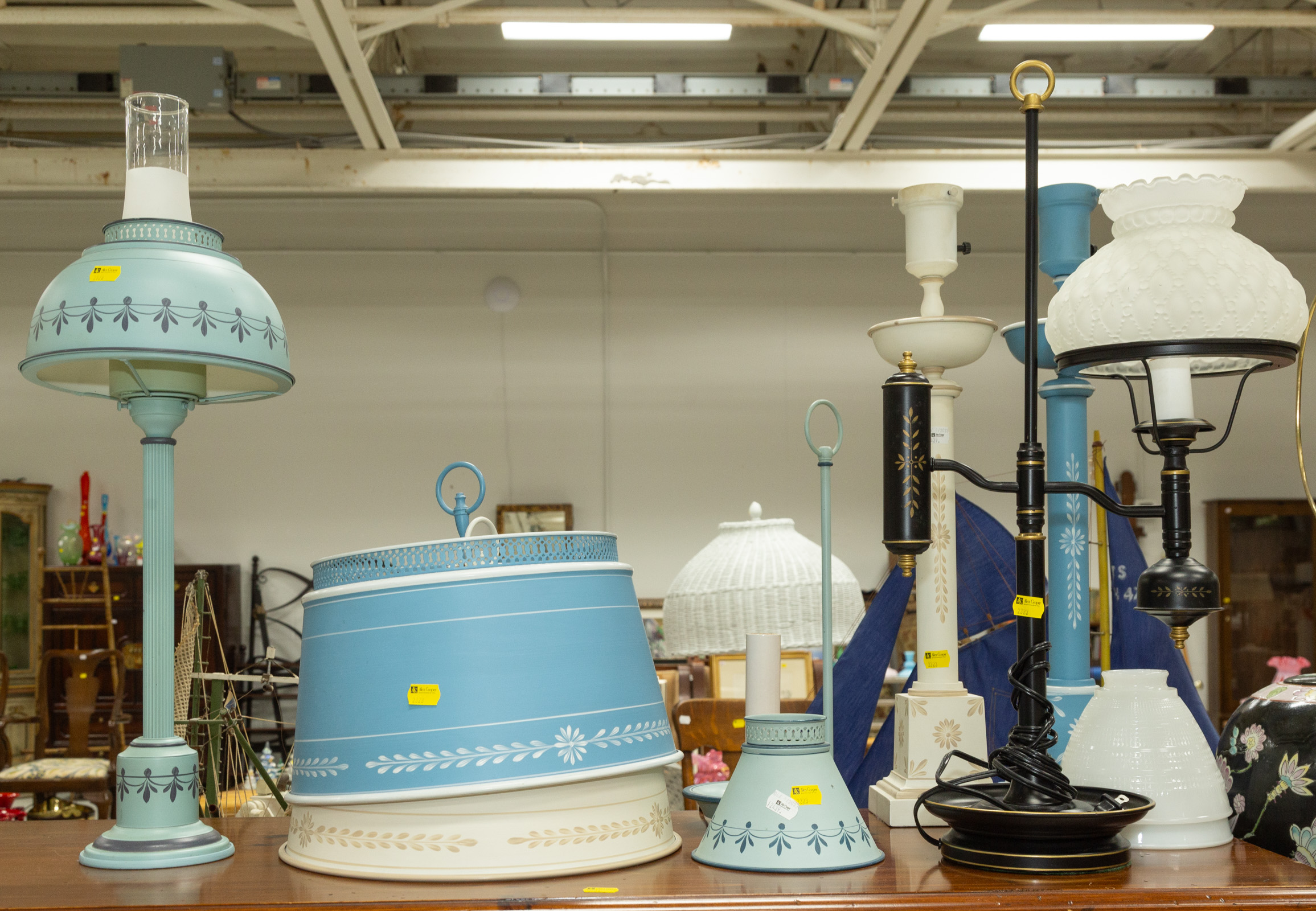 FIVE TABLE LAMPS WITH TOLEWARE