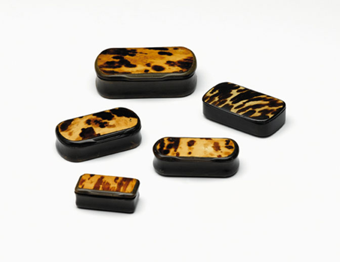 Five tortoiseshell and horn snuff