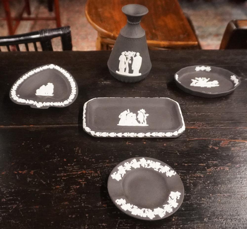 FIVE WEDGWOOD TABLE ARTICLES, H