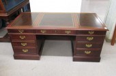 FLAT-TOP MAHOGANY EXECUTIVE DE