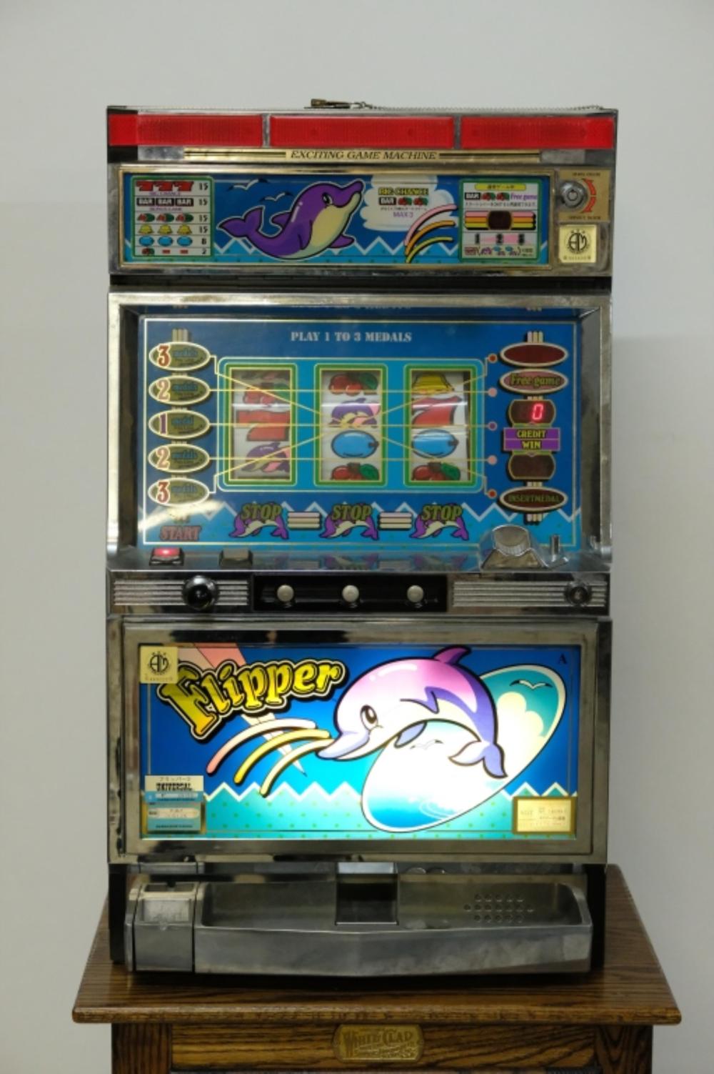 FLIPPER SLOT MACHINE ON OAK