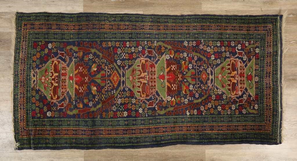 FLORAL AND URN MOTIF RUGFloral