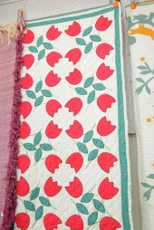 FLORAL APPLIQUE QUILT. In a tu
