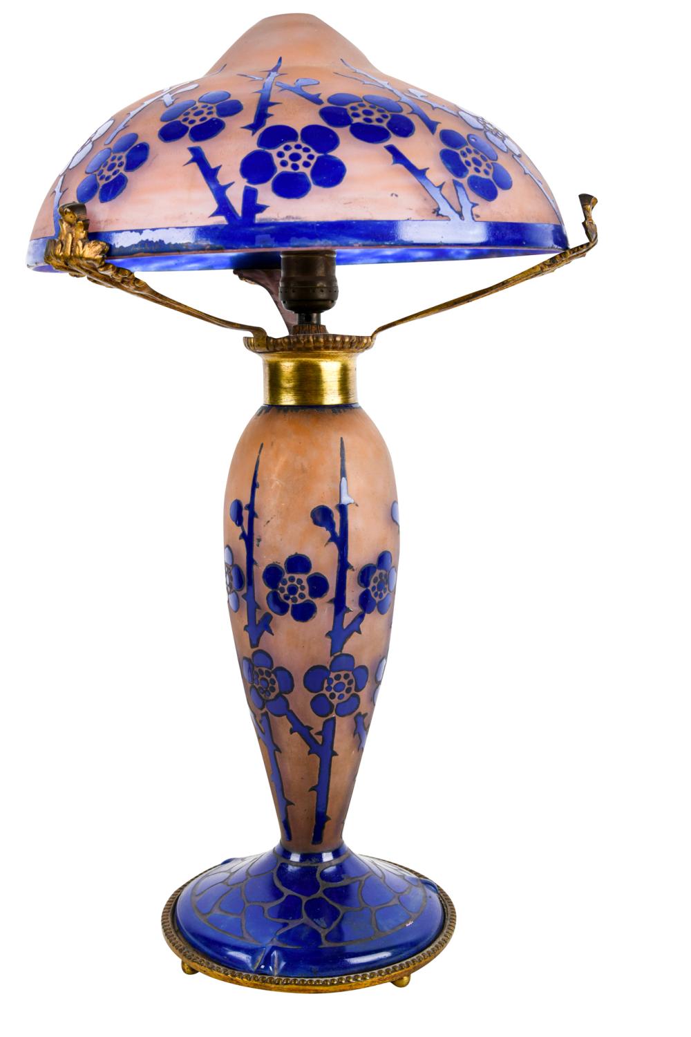 FLORAL GLASS TABLE LAMPon a gilt
