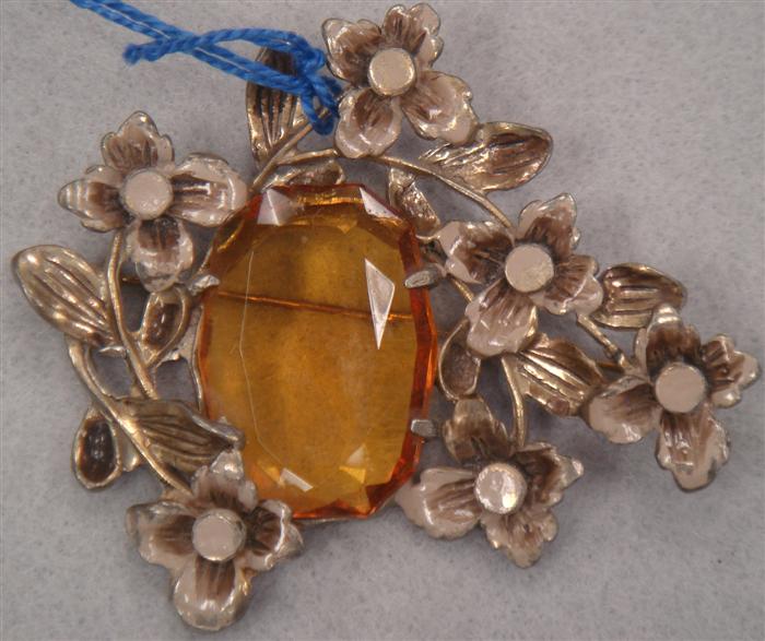 Flower spray brooch featuring large
