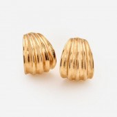 FLUTED DEMI HOOP EARRINGS IN 1