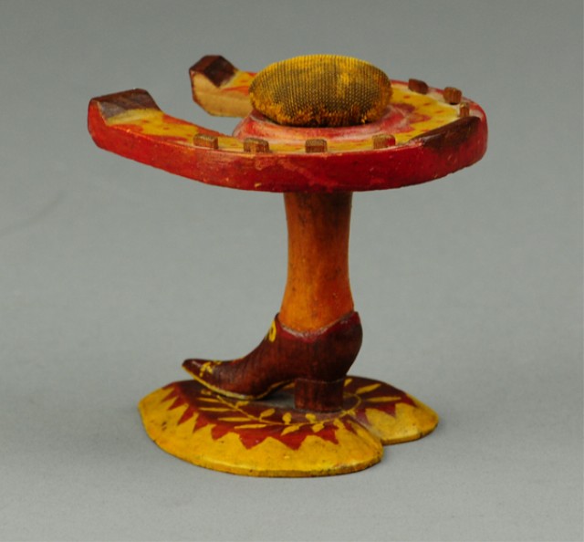 FOLK ART BOOT AND HORSESHOE PIN