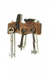 FOLK ART KEY RACK WITH KEYS.