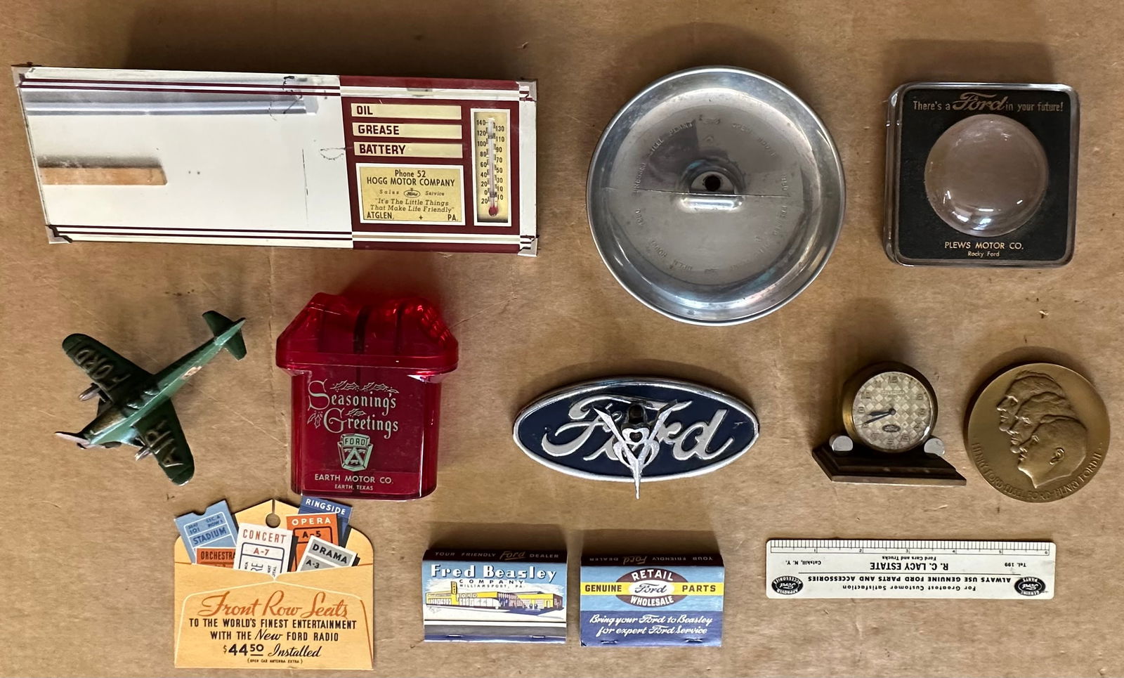 FORD DESK ACCESSORIES - OVAL WITH V