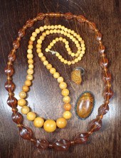 FOUR ARTICLES OF BALTIC AMBER
