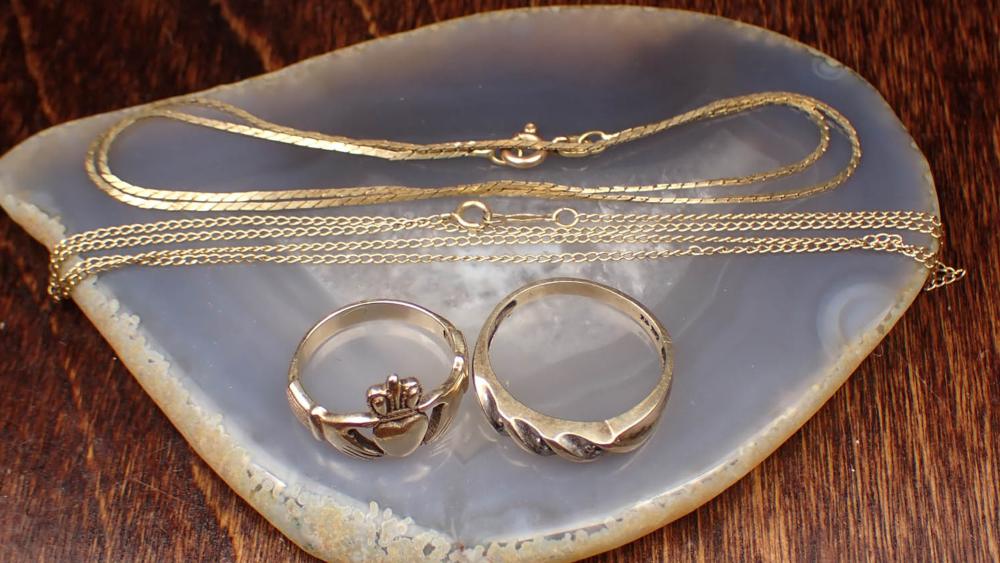 FOUR ARTICLES OF YELLOW GOLD