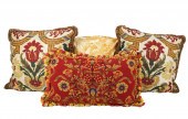 FOUR DECORATIVE THROW PILLOWSe