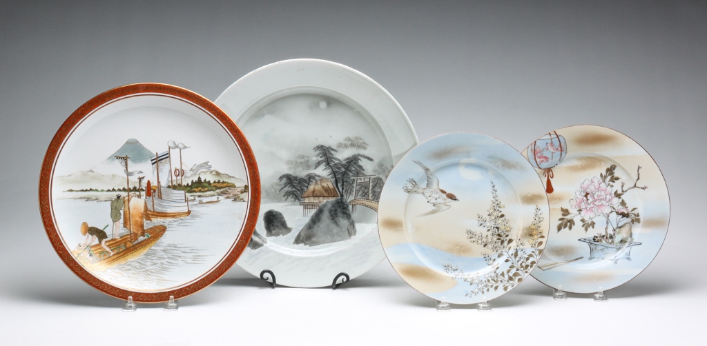 FOUR JAPANESE PORCELAIN PLATES.