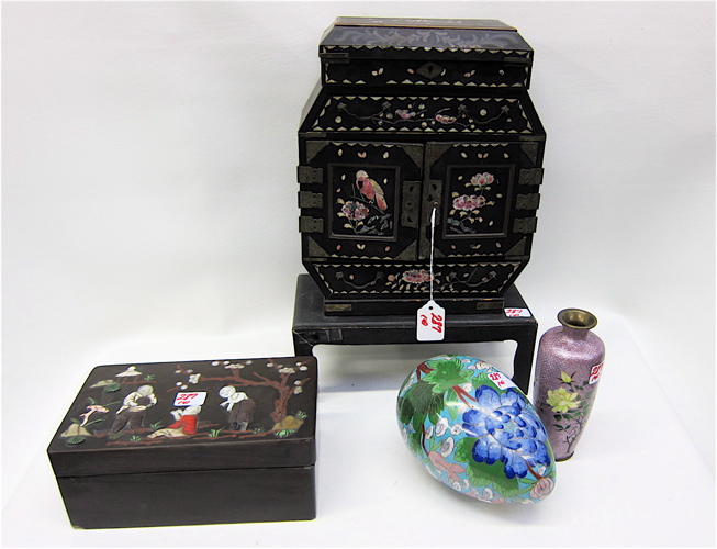 FOUR ORIENTAL COLLECTIBLES: Chinese