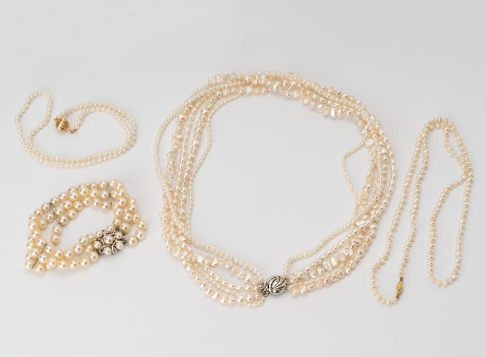 FOUR PEARL JEWELRY ITEMSIncluding a