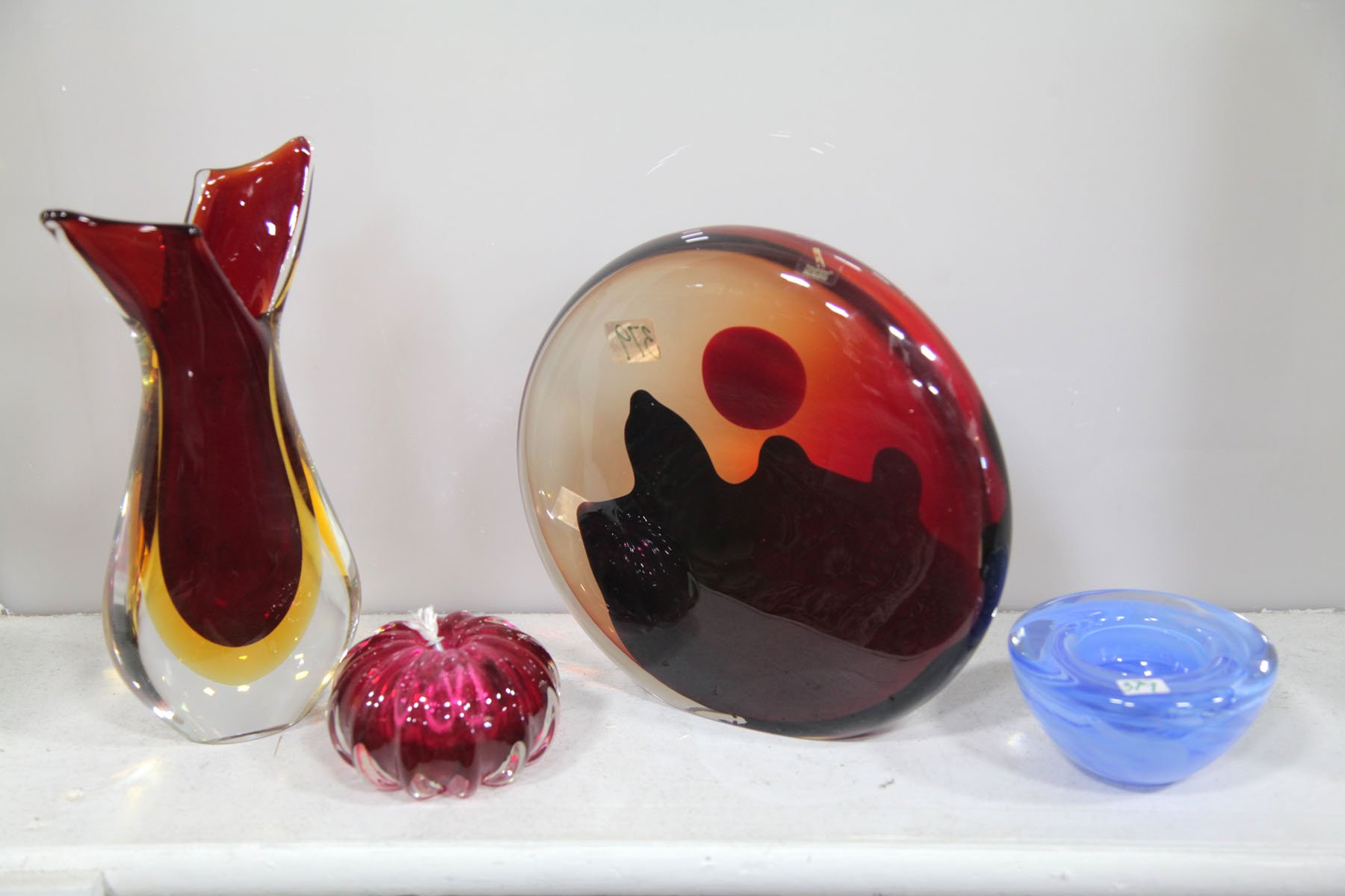 FOUR PIECES OF ART GLASS. 